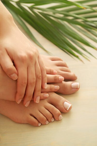Metanail Complex supplement for strong nails and healthy feet, 100% vegan and natural.